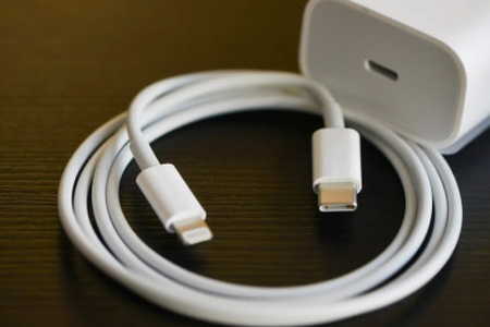 Apple bị phạt 19 triệu USD vì bán iPhone không có sạc