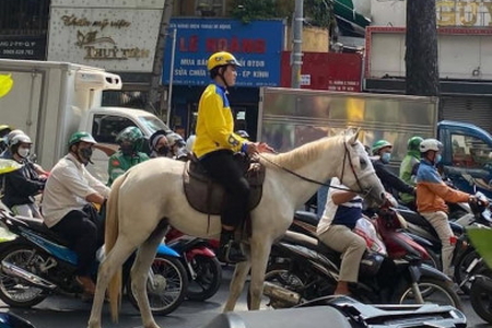 Xử phạt "bạch mã hoàng tử" dạo phố quảng cáo cho hãng xe công nghệ Be