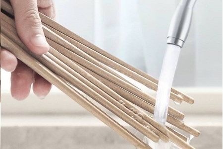 Cách làm sạch đũa gỗ bị mốc đơn giản mà hiệu quả