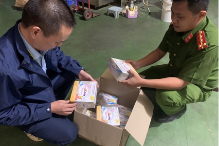 Hà Nội: Phát hiện cơ sở sản xuất sử dụng gần 10 tấn nguyên liệu quá hạn để sản xuất kem