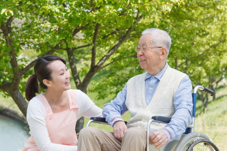 Cách bảo vệ sức khỏe người cao tuổi trong mùa nắng nóng