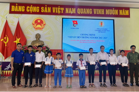 Tuổi trẻ Công an cửa khẩu Cảng HKQT Tân Sơn Nhất tặng học bổng ‘Em nuôi của Đoàn’	