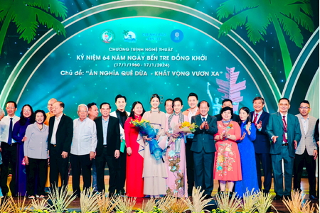 Hoa hậu Môi trường thế giới 2023 Nguyễn Thanh Hà bán tranh bán gây quỹ từ thiện