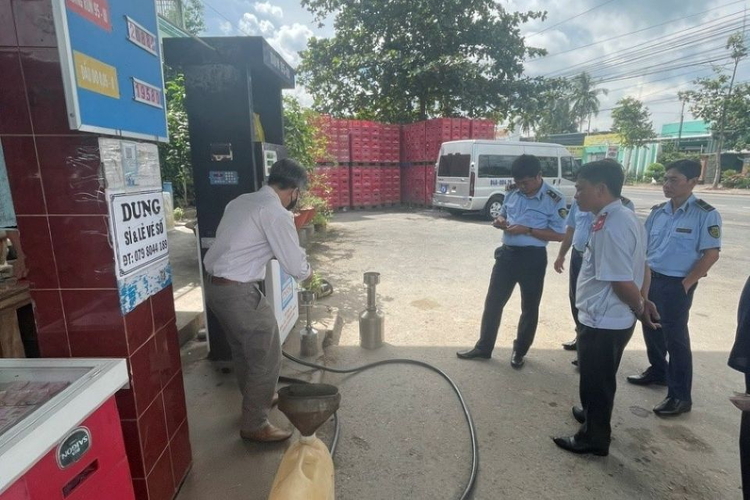 Vĩnh Long xử phạt hơn 324 triệu đồng cửa hàng xăng dầu vi phạm chất lượng