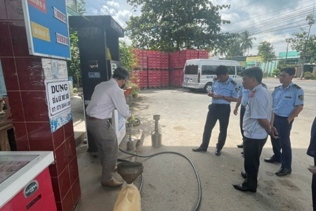 Vĩnh Long xử phạt hơn 324 triệu đồng cửa hàng xăng dầu vi phạm chất lượng
