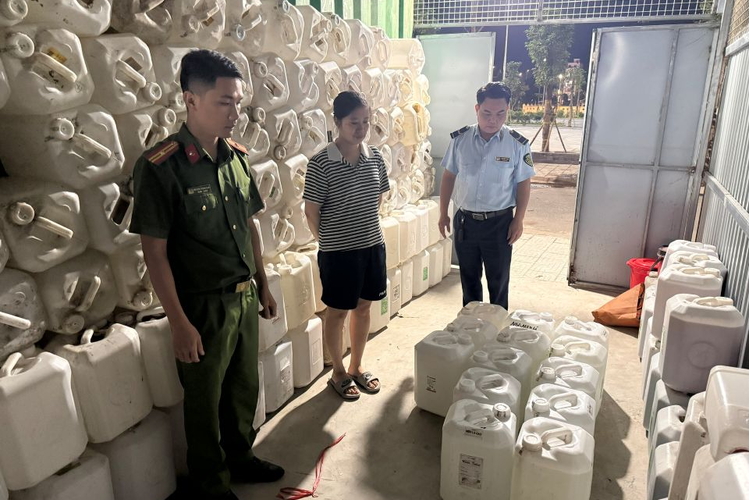 Ninh Bình: Phát hiện, xử lý cơ sở kinh doanh 400 lít rượu không rõ nguồn gốc, xuất xứ