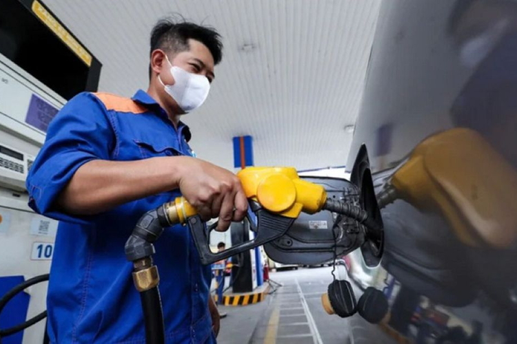 Giá dầu diesel giảm gần 700 đồng/lít