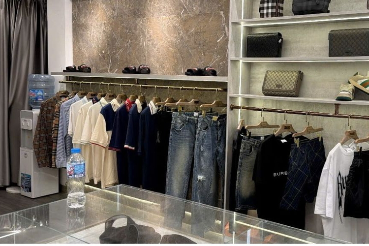 Kiểm tra Cửa hàng thời trang giả mạo nhãn hiệu Burberry, Gucci tại Hà Nội