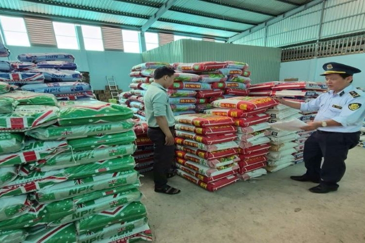 Đồng Tháp: Xử phạt 02 trường hợp vi phạm trong kinh doanh phân bón với số tiền gần 90 triệu đồng