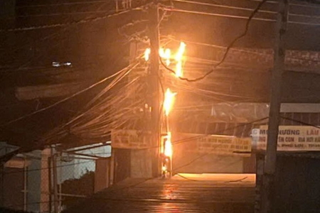 TP.HCM: Nửa đêm cháy cột điện tại phường Phú Lợi, người dân và doanh nghiệp hỗ trợ dập lửa