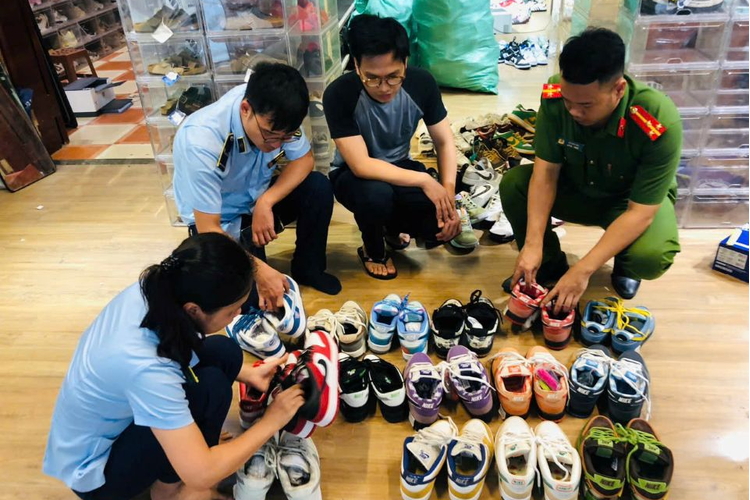 Ninh Bình: Phát hiện cơ sở kinh doanh giày thể thao có dấu hiệu giả mạo nhãn hiệu