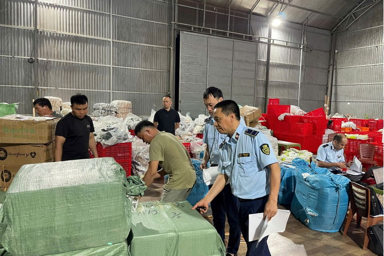Kiểm tra kho hàng chứa trữ 14.000 sản phẩm hàng hóa nghi nhập lậu