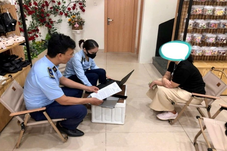 Đà Nẵng: Tạm giữ hàng trăm sản phẩm vi phạm, xử phạt hơn 240 triệu đồng