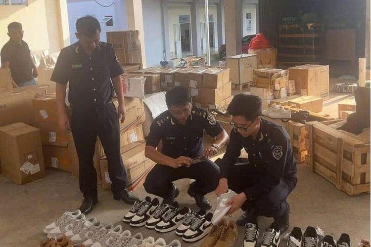 Hải quan liên tiếp phát hiện nhiều lô hàng nhái Nike, Adidas