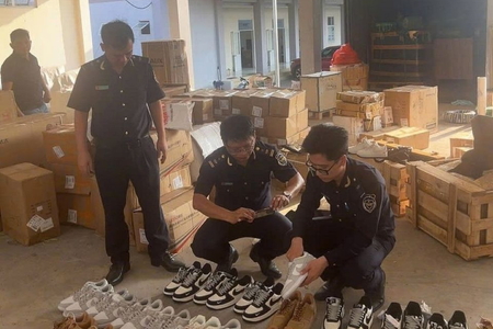 Hải quan liên tiếp phát hiện nhiều lô hàng nhái Nike, Adidas