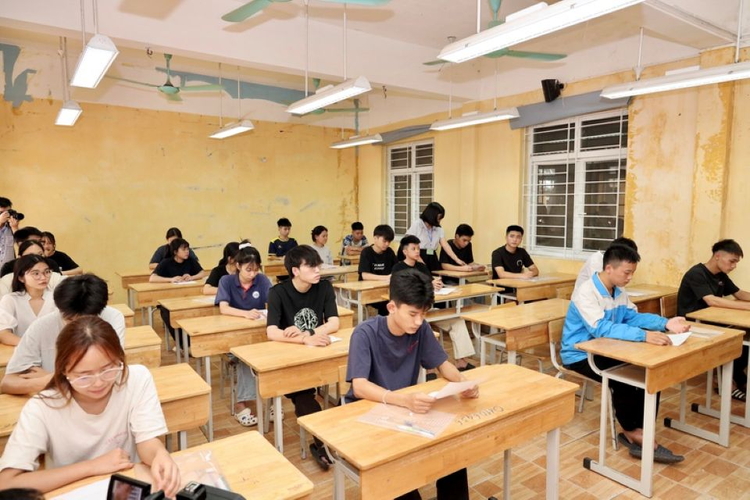 27 thí sinh bị đình chỉ thi do vi phạm quy chế sau ngày thi đầu tiên