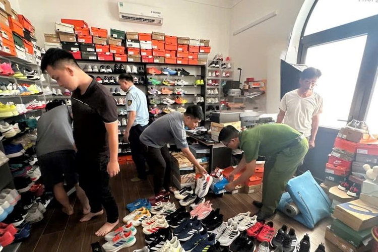 Phát hiện, xử lý hơn 400 đôi giày giả mạo các nhãn hiệu Adidas, Nike, Asics