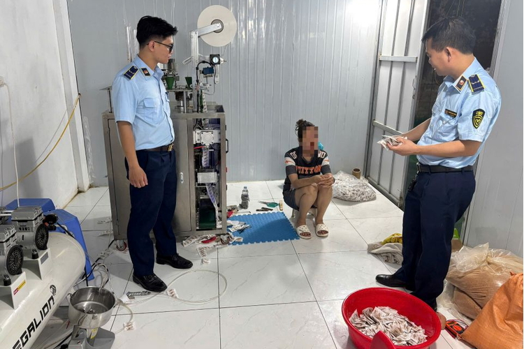 Phát hiện cơ sở sản xuất súp mì tôm giả quy mô lớn tại Hà Nội