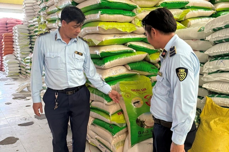 Phát hiện nhiều vi phạm trong hoạt động kinh doanh tại 01 cơ sở kinh doanh gạo tại Cà Mau