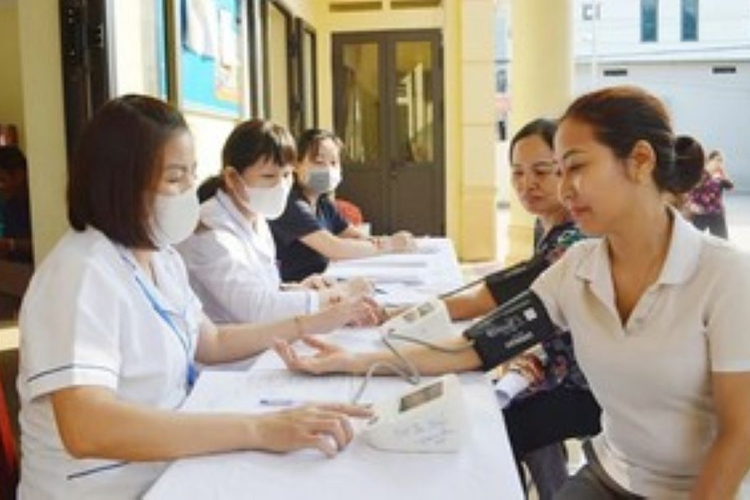 Nghỉ dưỡng sức sau sinh trùng nghỉ hè, giáo viên có được trợ cấp?