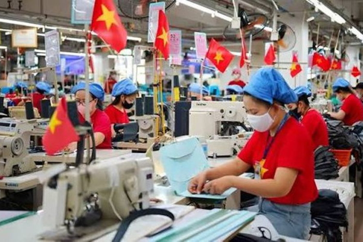 Đi làm vào ngày nghỉ bù, tính lương thêm giờ thế nào?