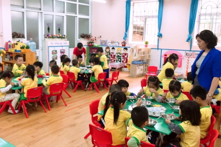 Điều kiện hưởng hỗ trợ tiền trông trưa, nấu ăn cho trẻ mầm non
