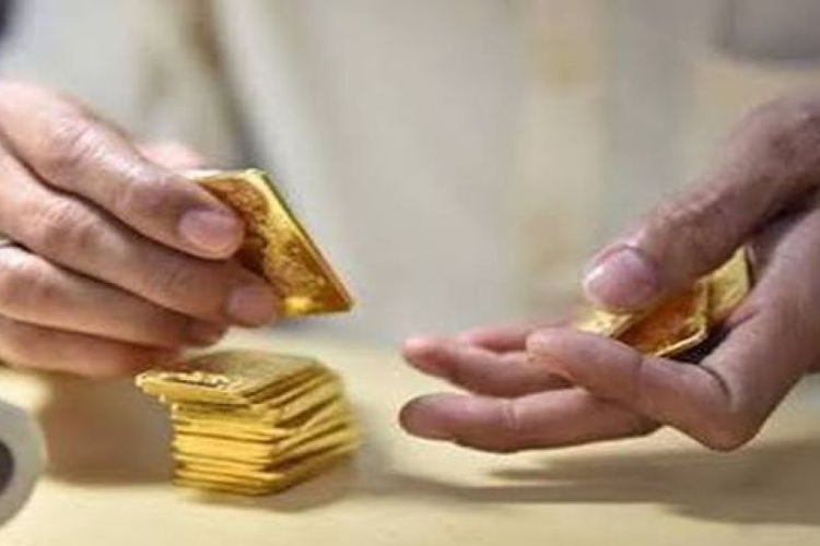 Mua vàng trả tiền mặt có mâu thuẫn với quy định thuế?