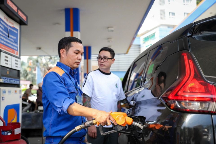 14 thương nhân đầu mối xăng dầu giảm 300-350 đồng/lít so với giá điều hành