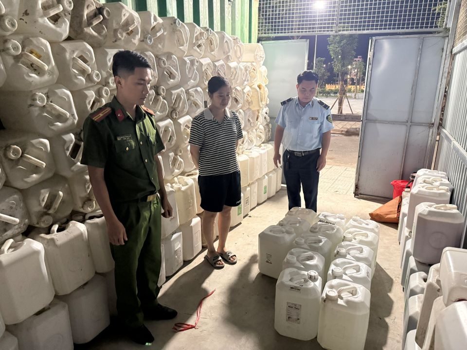 Ninh Bình: Phát hiện, xử lý cơ sở kinh doanh 400 lít rượu không rõ nguồn gốc, xuất xứ