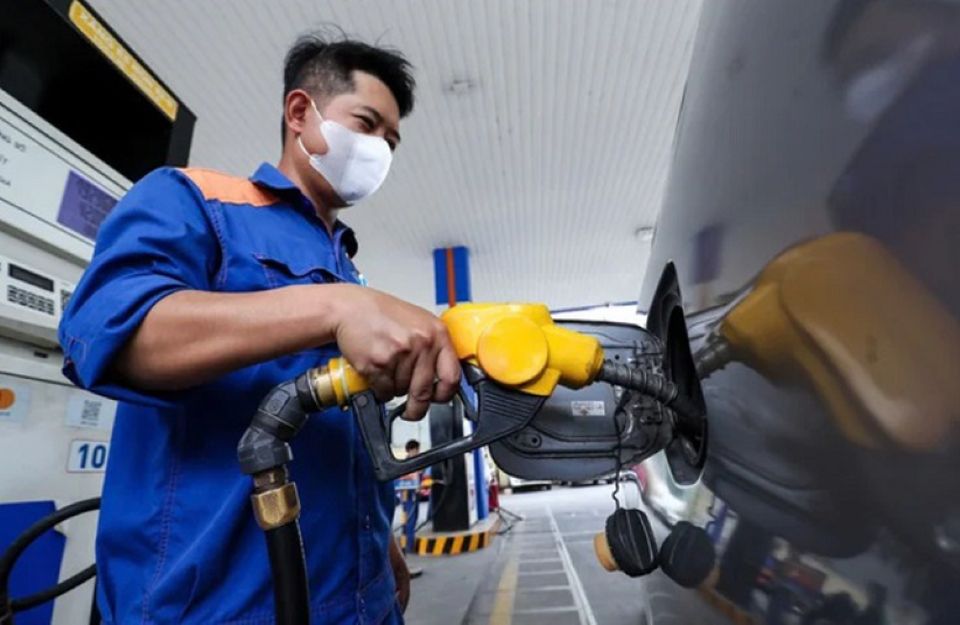 Giá dầu diesel giảm gần 700 đồng/lít