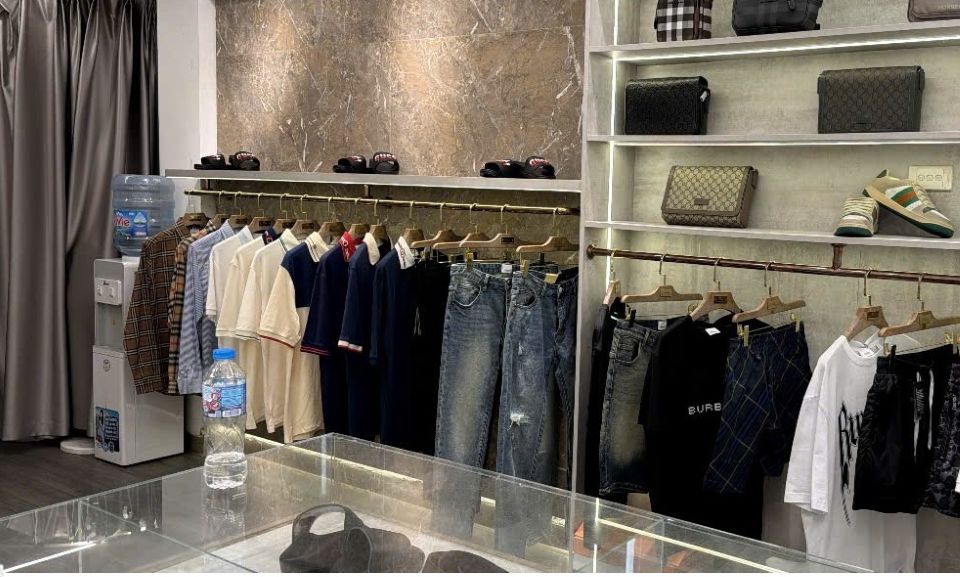Kiểm tra Cửa hàng thời trang giả mạo nhãn hiệu Burberry, Gucci tại Hà Nội