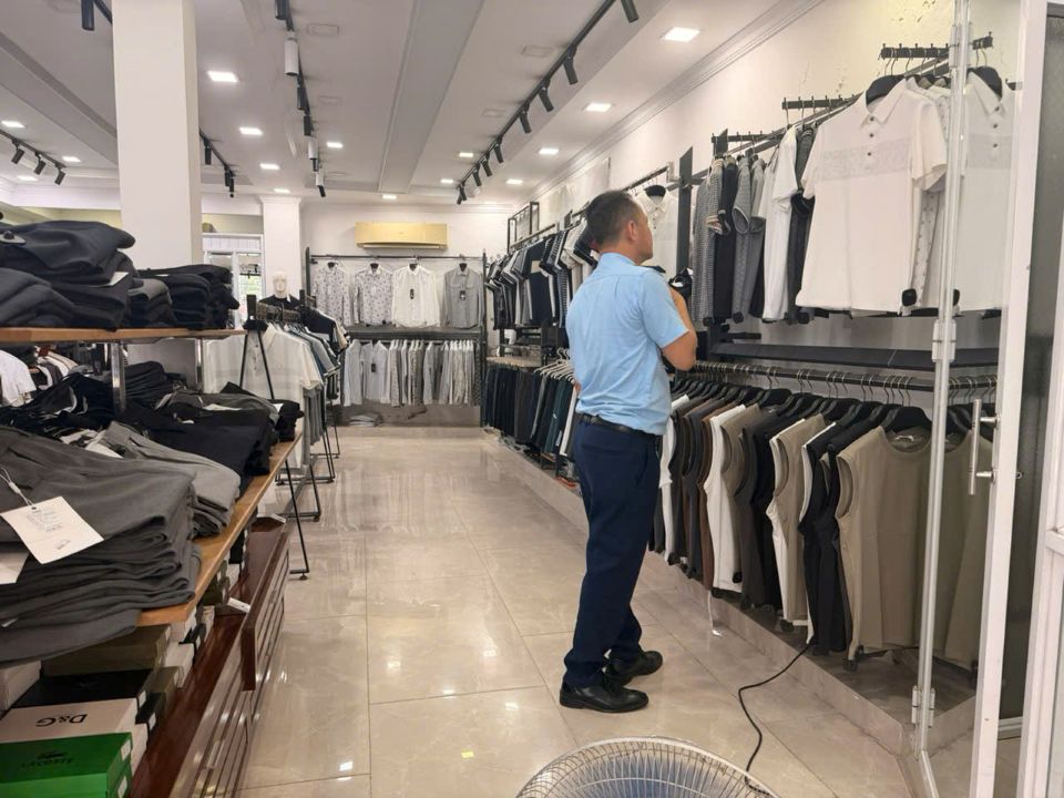 Thu giữ gần 500 sản phẩm nghi giả nhãn hiệu thời trang quốc tế