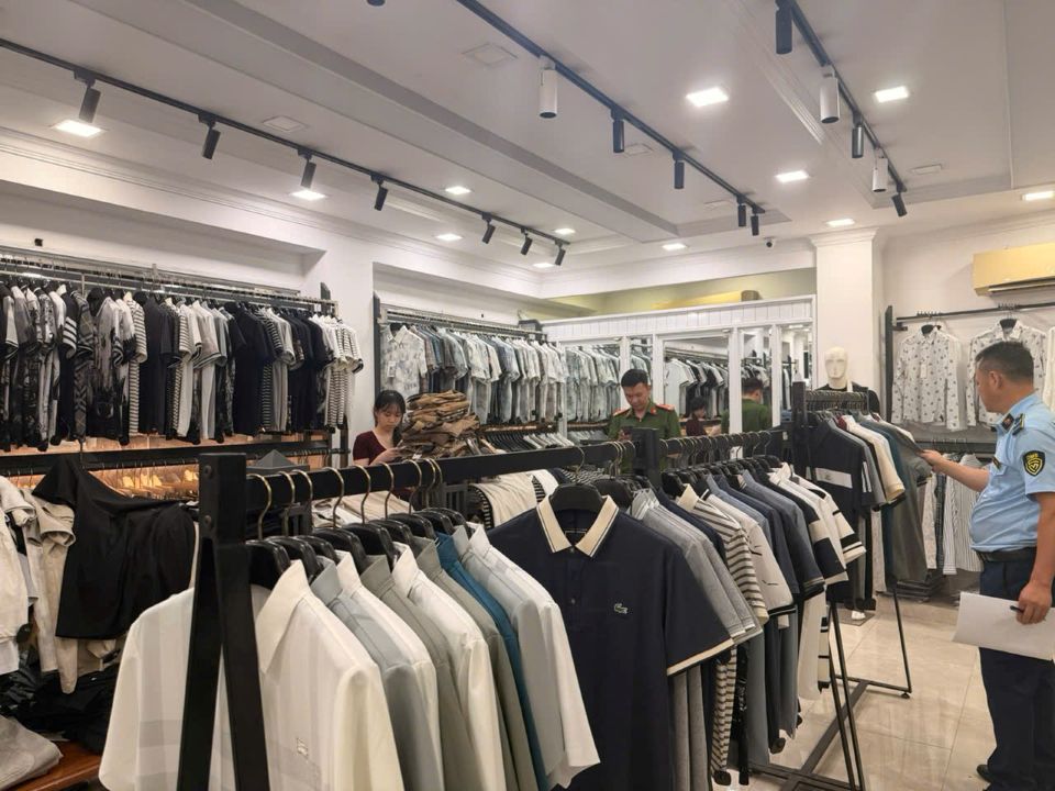 Thu giữ gần 500 sản phẩm nghi giả nhãn hiệu thời trang quốc tế
