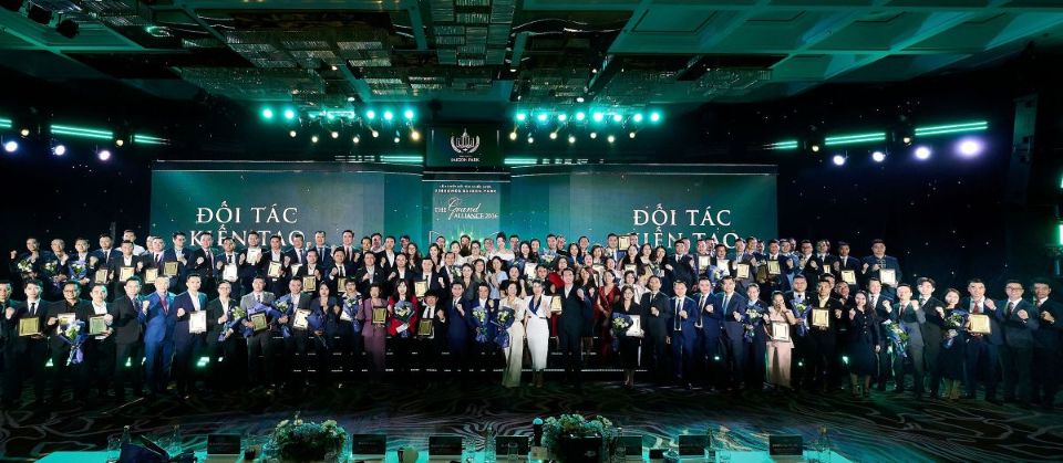 Xô đổ loạt kỷ lục, “song mã” Vinhomes ở 2 đầu TP.HCM gây sốc cho toàn thị trường bất động sản