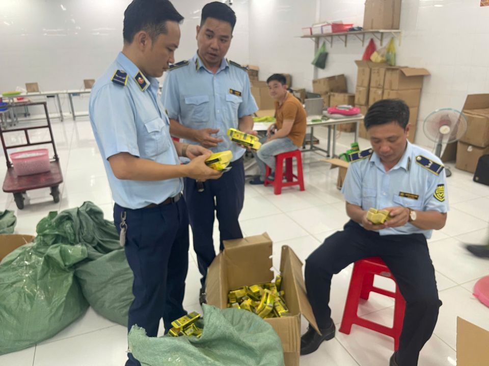 Phát hiện cơ sở sản xuất dầu gió giả mạo nhãn hiệu quy mô lớn tại Tây Ninh
