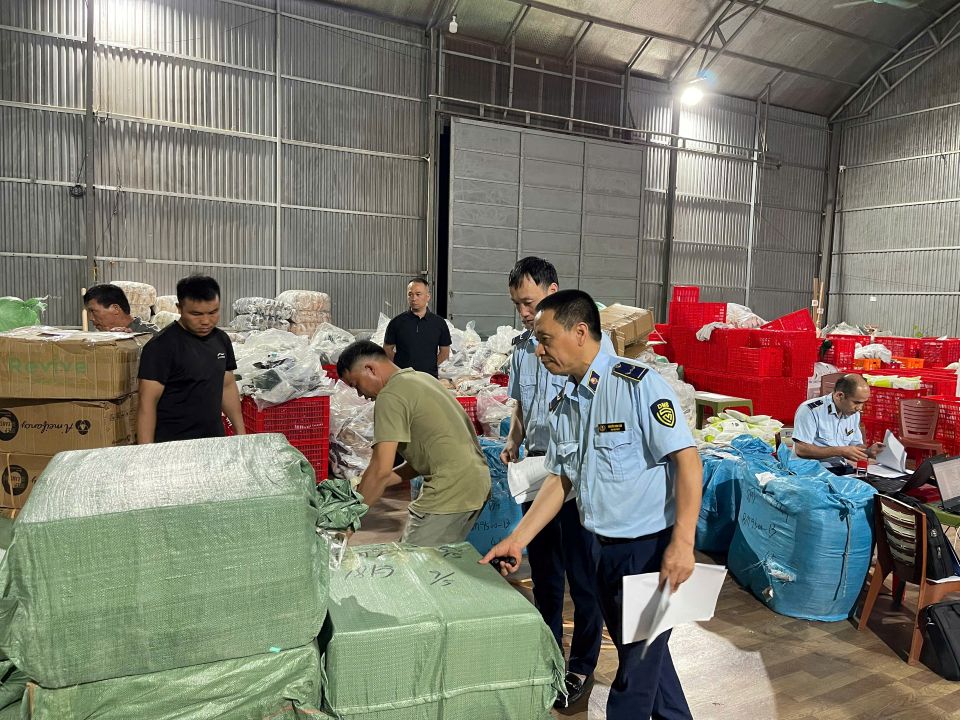 Kiểm tra kho hàng chứa trữ 14.000 sản phẩm hàng hóa nghi nhập lậu