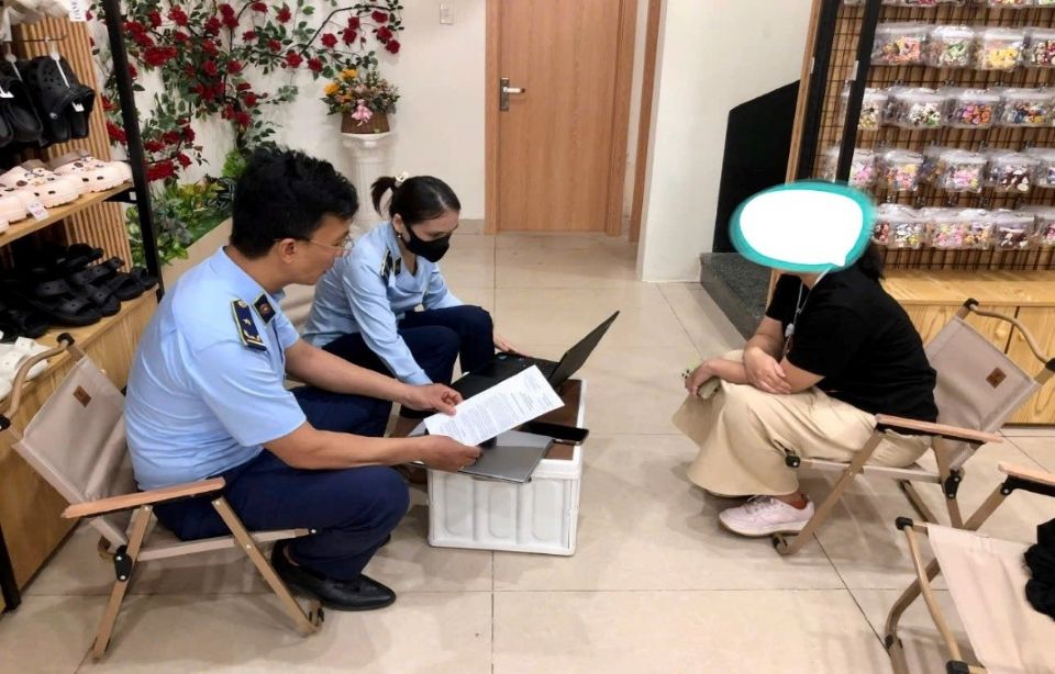Đà Nẵng: Tạm giữ hàng trăm sản phẩm vi phạm, xử phạt hơn 240 triệu đồng