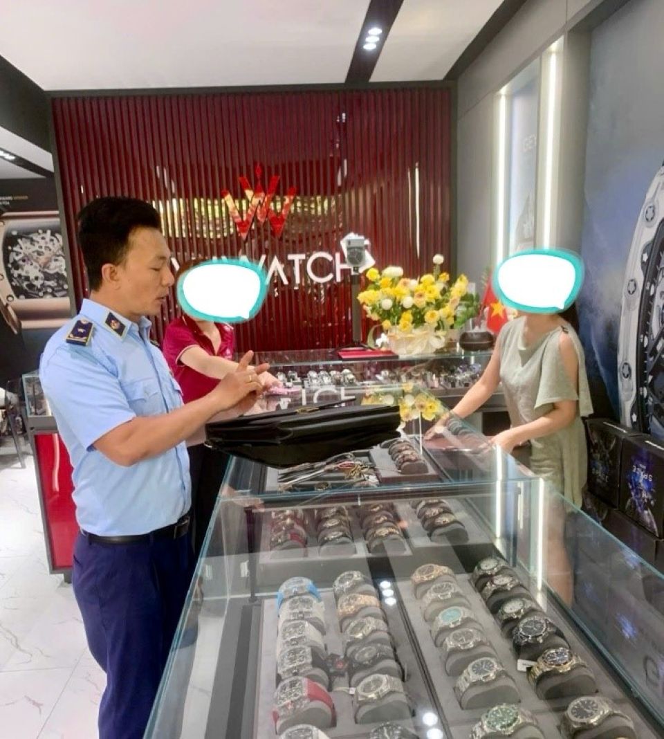 Đà Nẵng: Tạm giữ hàng trăm sản phẩm vi phạm, xử phạt hơn 240 triệu đồng