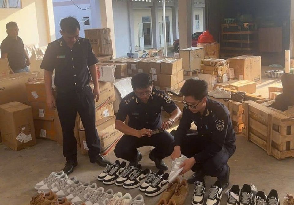Hải quan liên tiếp phát hiện nhiều lô hàng nhái Nike, Adidas