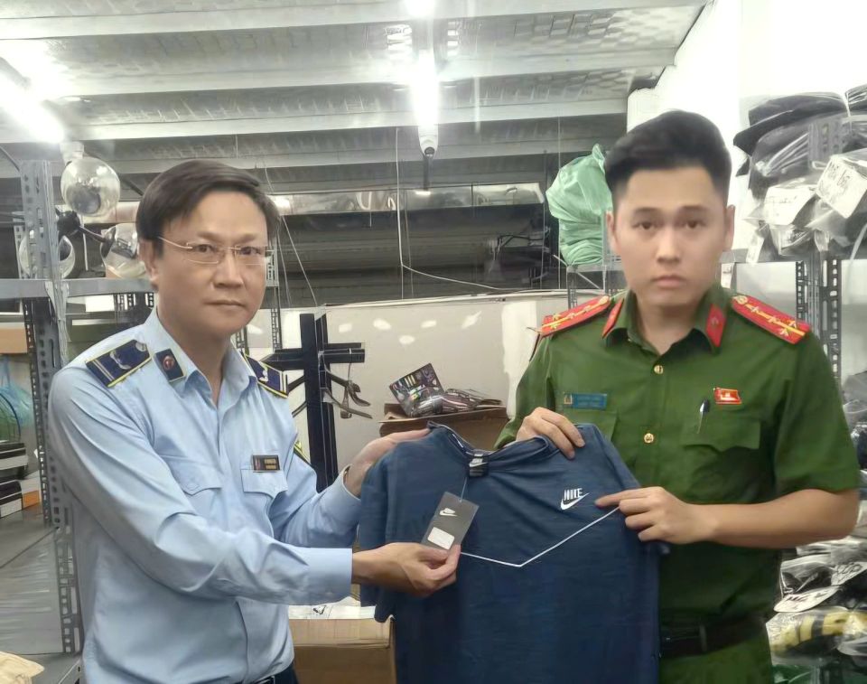 Thu giữ gần 2.000 sản phẩm thời trang nghi giả nhãn hiệu tại Công ty Nhật Phương Linh