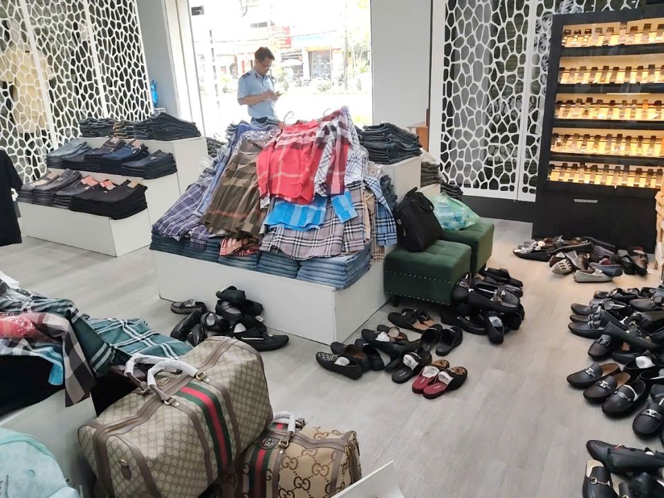 Thu giữ gần 2.000 sản phẩm thời trang nghi giả nhãn hiệu tại Công ty Nhật Phương Linh