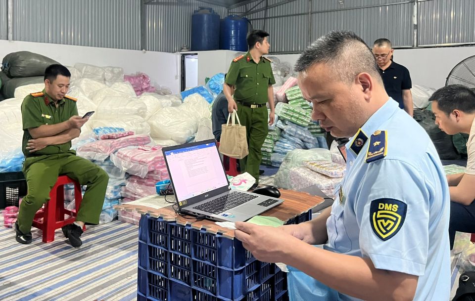 Phát hiện, xử lý cơ sở sản xuất băng vệ sinh giả quy mô lớn tại Hưng Yên