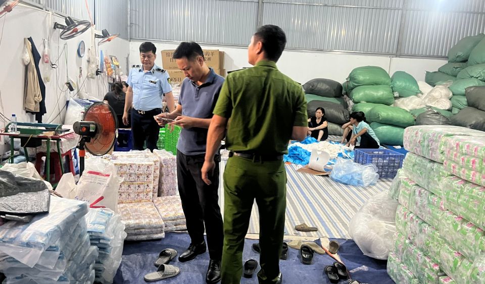 Phát hiện, xử lý cơ sở sản xuất băng vệ sinh giả quy mô lớn tại Hưng Yên