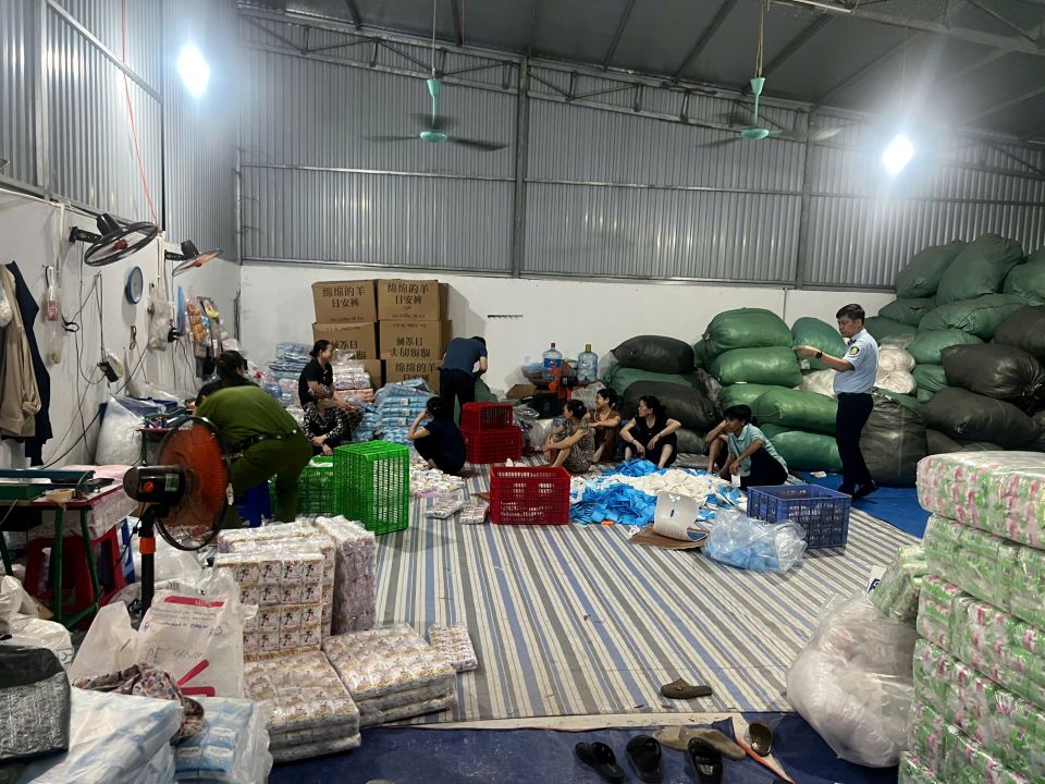 Phát hiện, xử lý cơ sở sản xuất băng vệ sinh giả quy mô lớn tại Hưng Yên