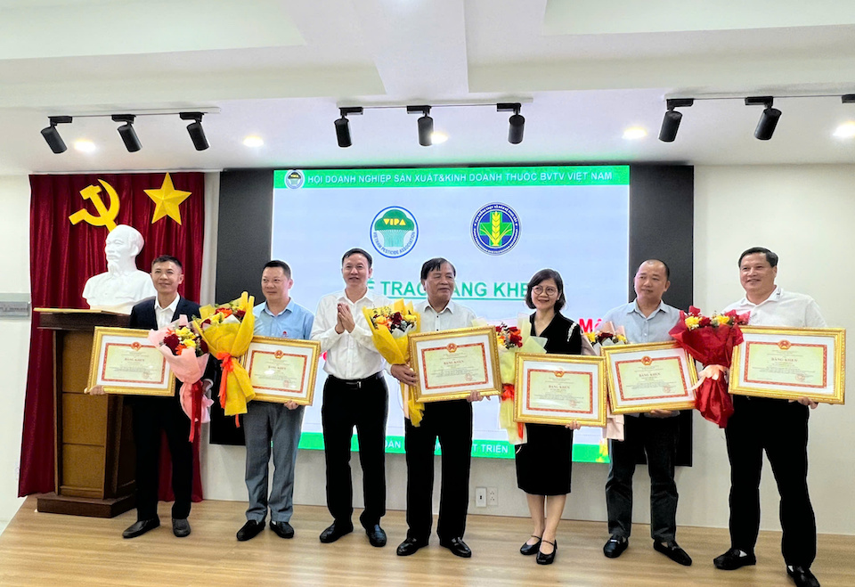 Vinh danh VIPA và 9 cá nhân xuất sắc vì những đóng góp cho ngành bảo vệ thực vật bền vững