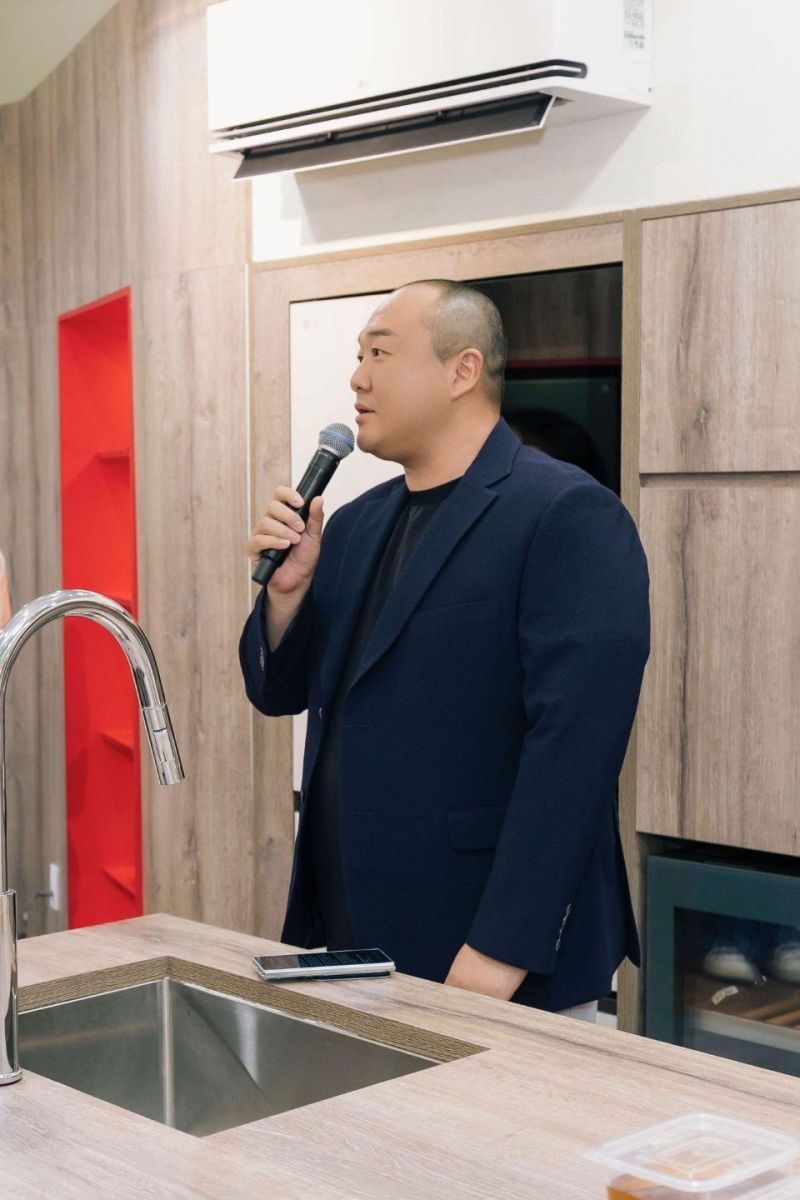 Bếp trưởng hai nhà hàng đạt sao Michelin định chuẩn gian bếp gia đình tại Another Saigon by LG