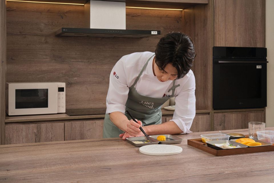 Bếp trưởng hai nhà hàng đạt sao Michelin định chuẩn gian bếp gia đình tại Another Saigon by LG