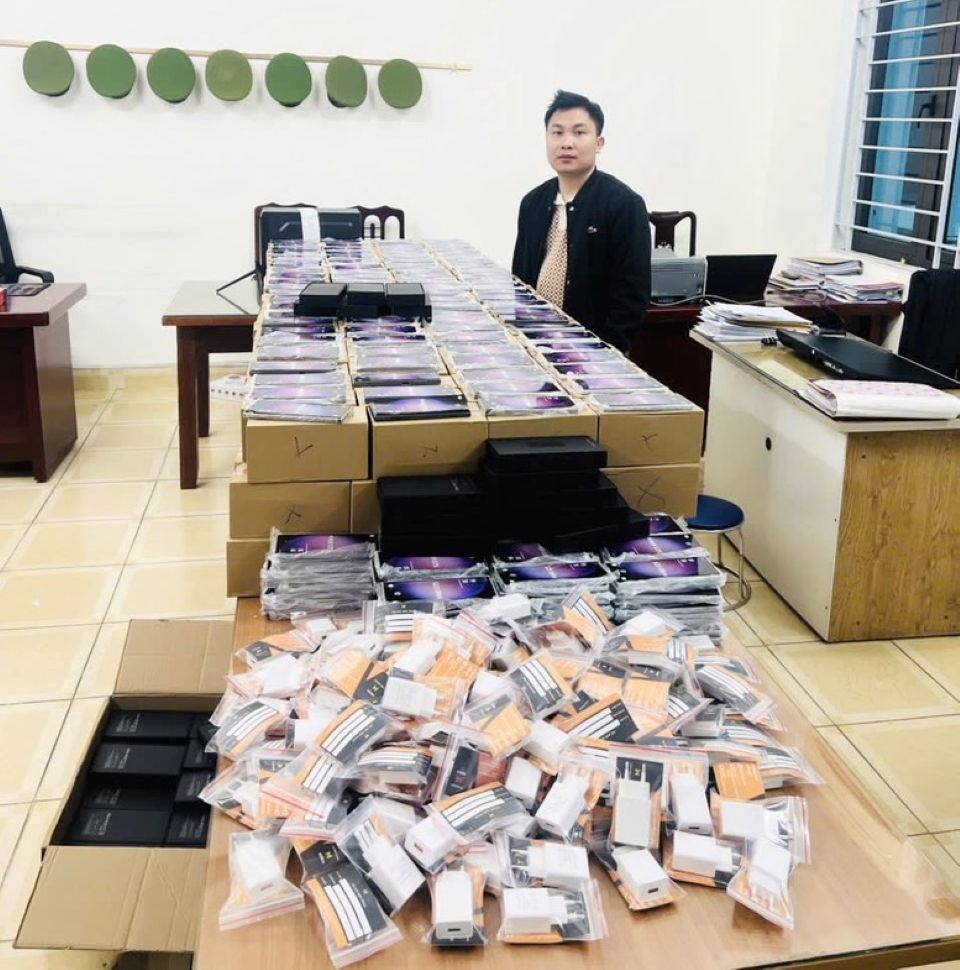 Triệt phá đường dây tiêu thụ hàng nghìn điện thoại Samsung giả trên toàn quốc