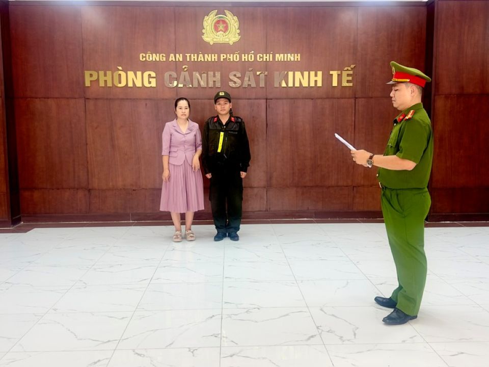 Khởi tố chủ sở hữu thương hiệu Vải áo dài Đất lành vì sao chép mẫu thiết kế