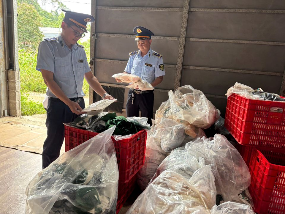 Phát hiện, tịch thu số lượng lớn quần áo nữ không có hóa đơn, chứng từ hợp pháp tại Lạng Sơn